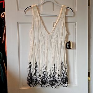 Sele crinkle white with black lace flowers